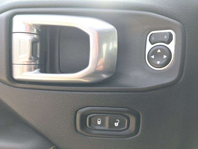 2024 Jeep Wrangler Sahara photo 13