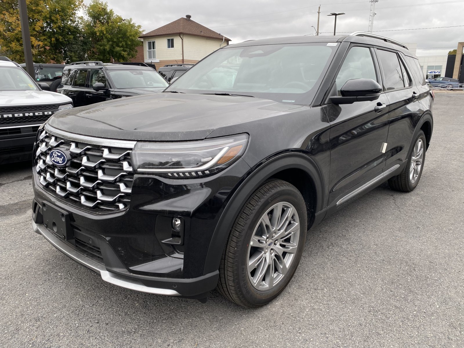 2027 Ford Explorer Platinum (27005) Main Image