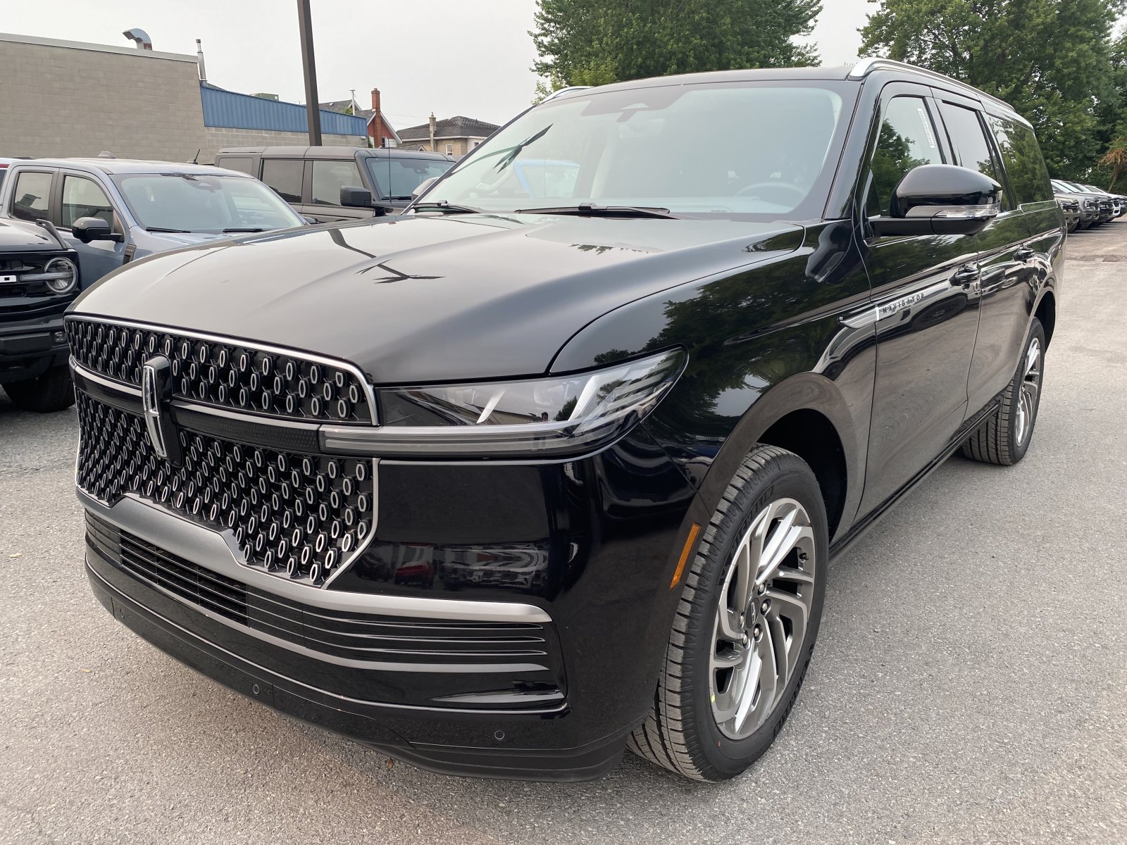 2027 Lincoln Navigator L Reserve (27002) Main Image