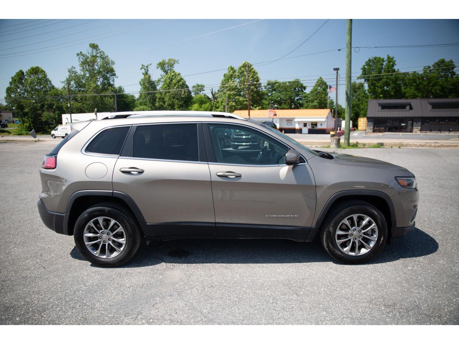 2020 Jeep Cherokee Latitude photo 2