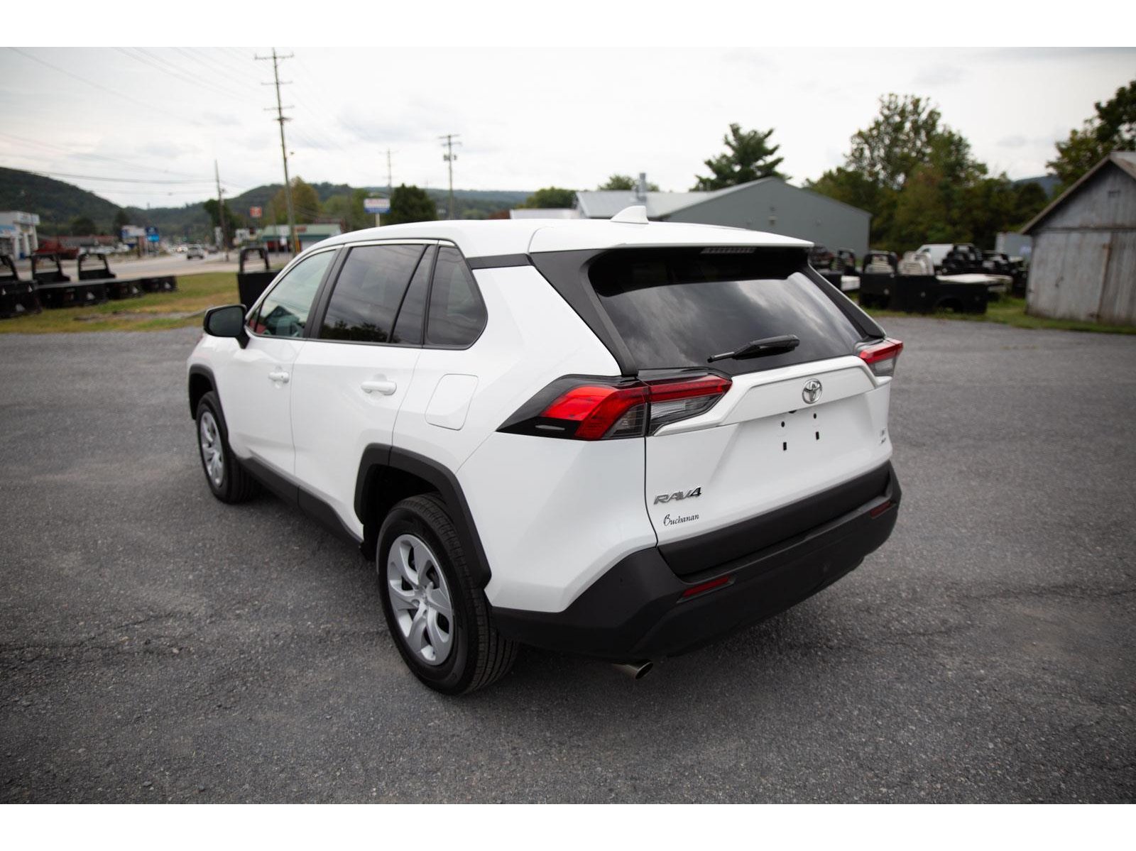 2024 Toyota RAV4 LE photo 4