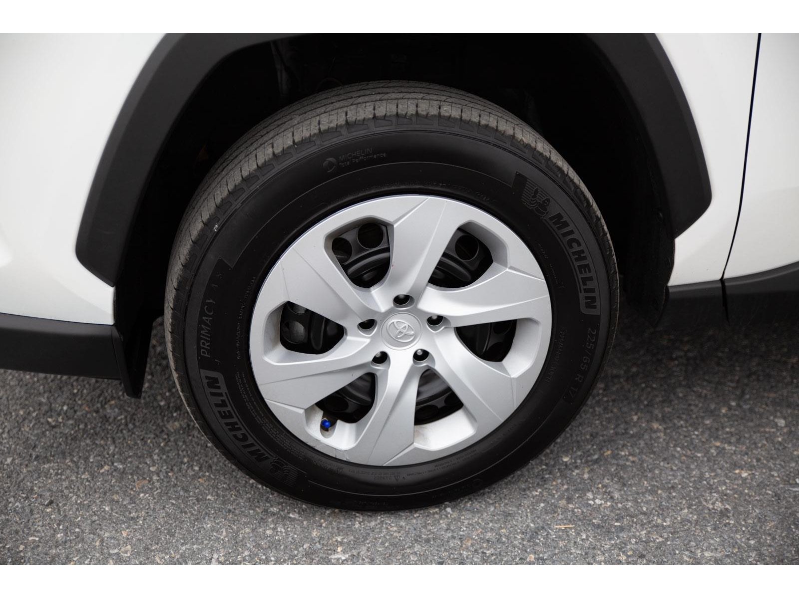 2024 Toyota RAV4 LE photo 8