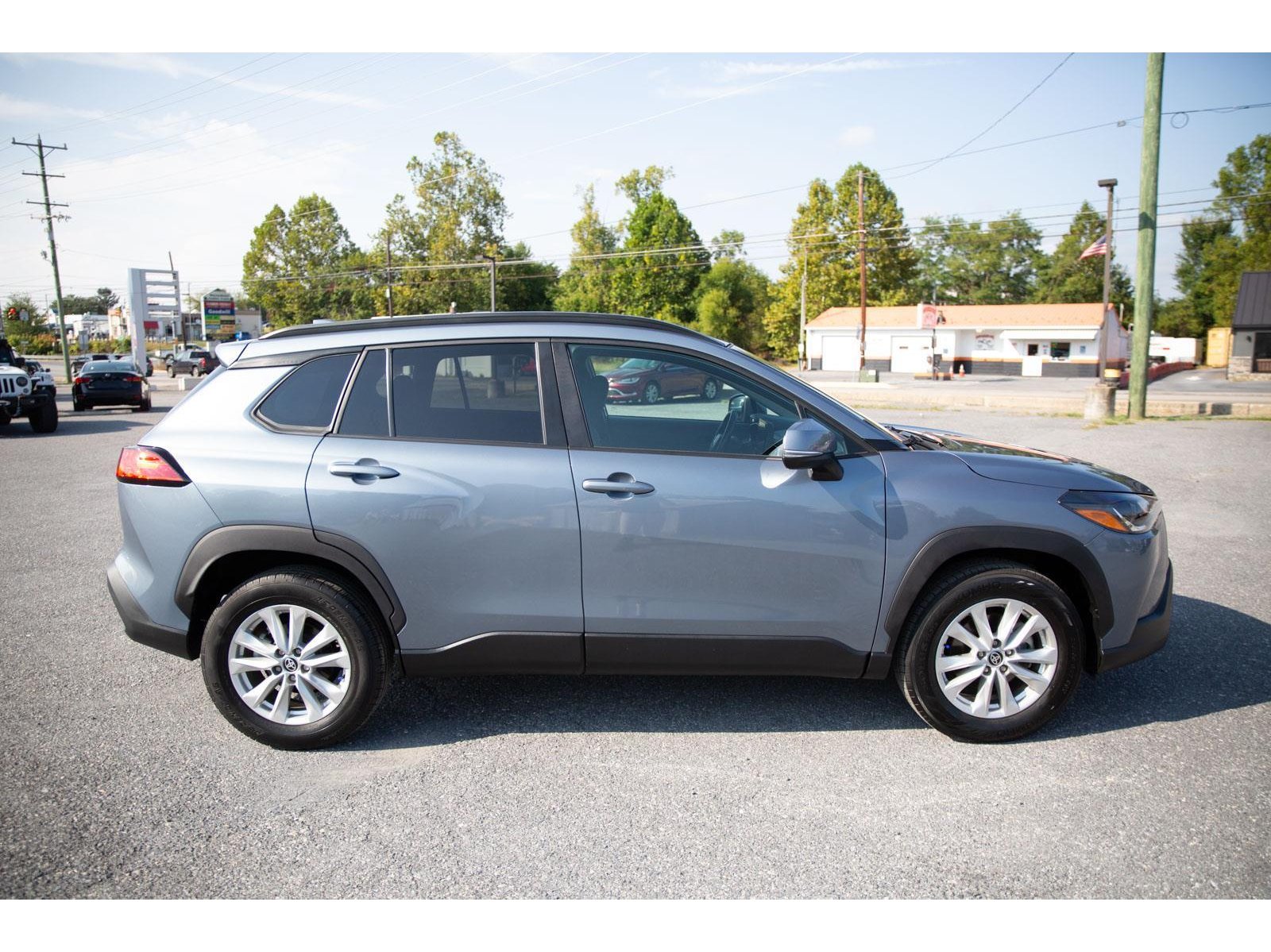 2024 Toyota Corolla Cross LE photo 2