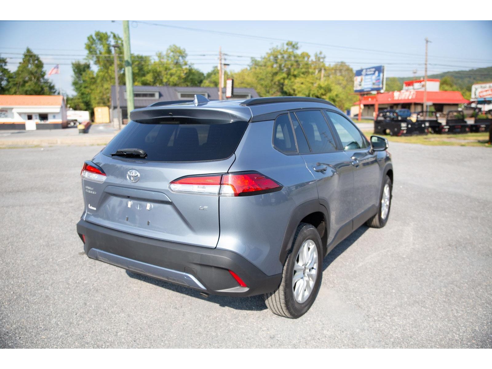 2024 Toyota Corolla Cross LE photo 3