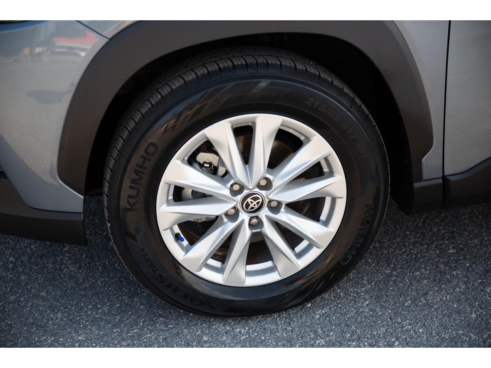 2024 Toyota Corolla Cross LE photo 9