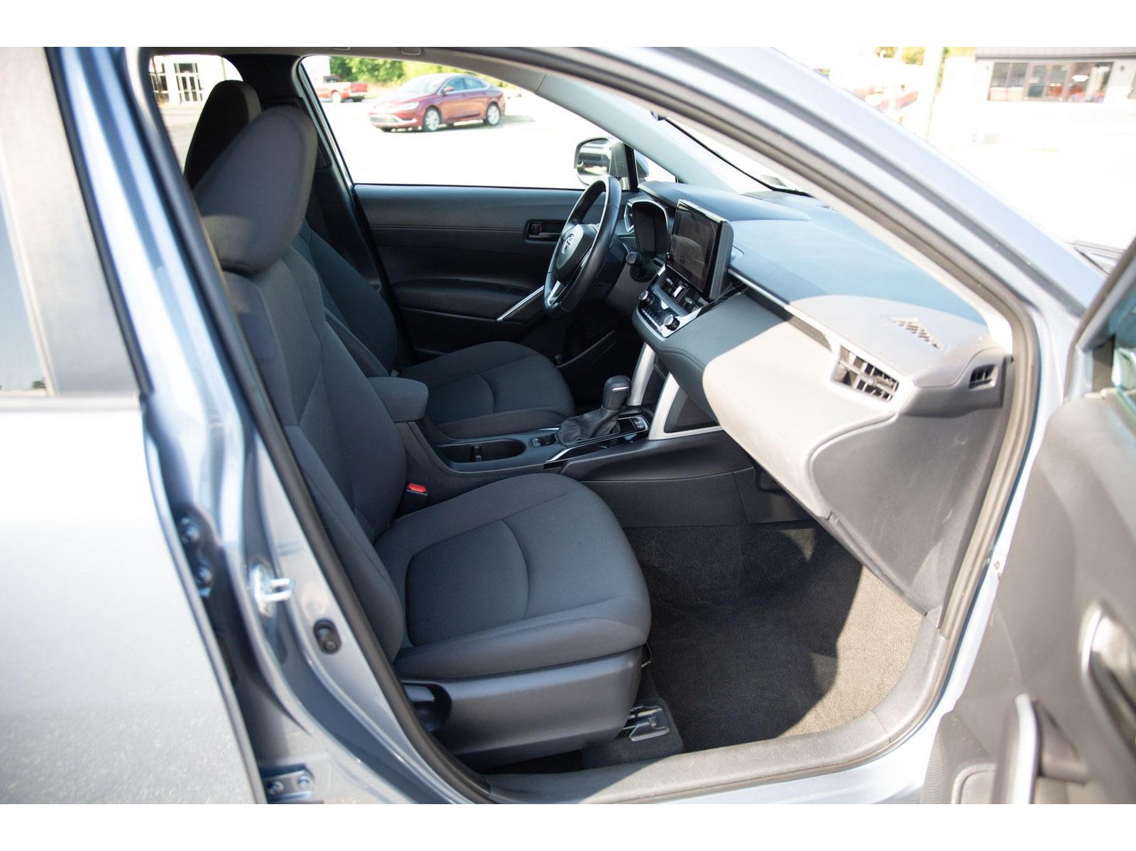 2024 Toyota Corolla Cross LE photo 23