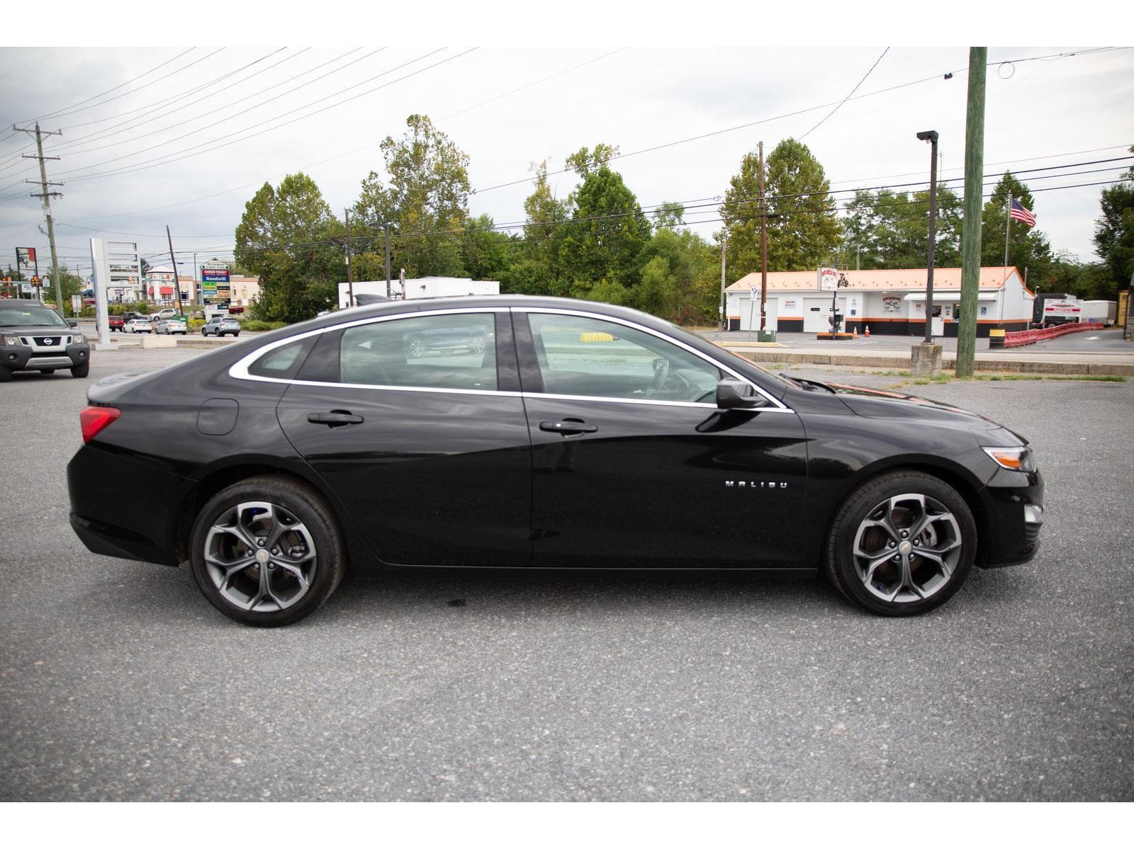 2024 Chevrolet Malibu 1LT photo 2