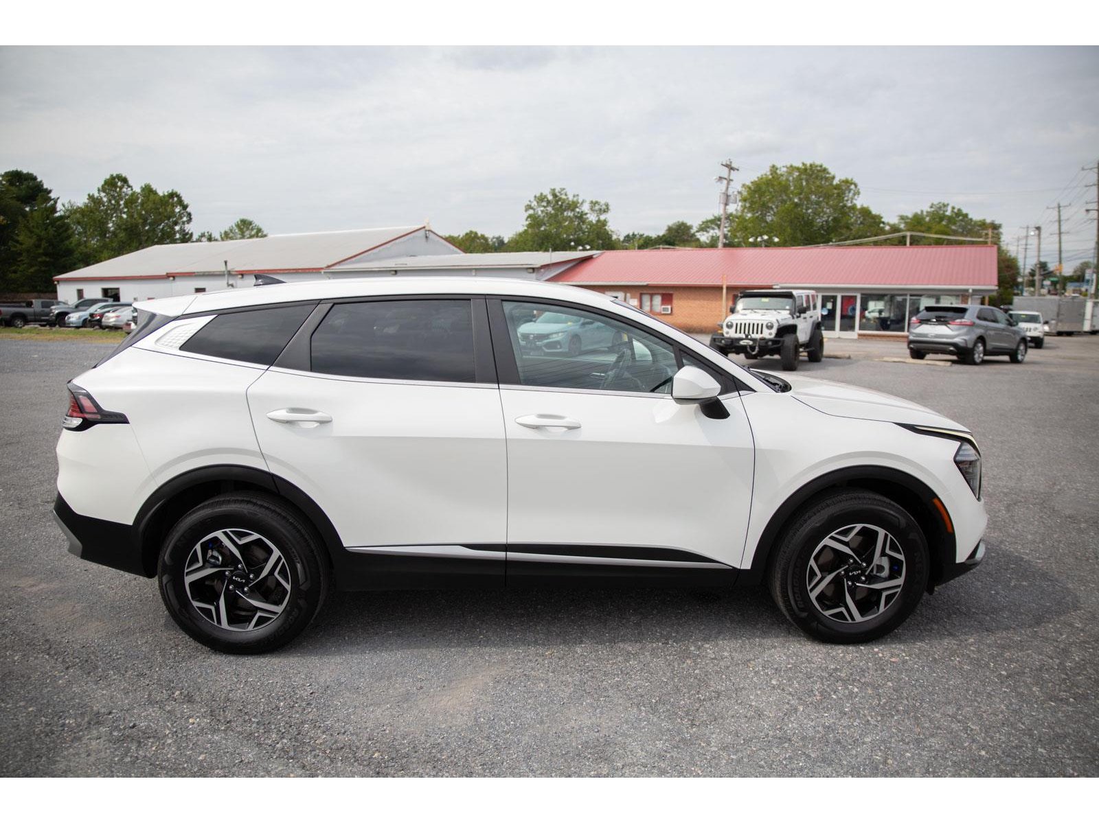 2024 Kia Sportage LX photo 2