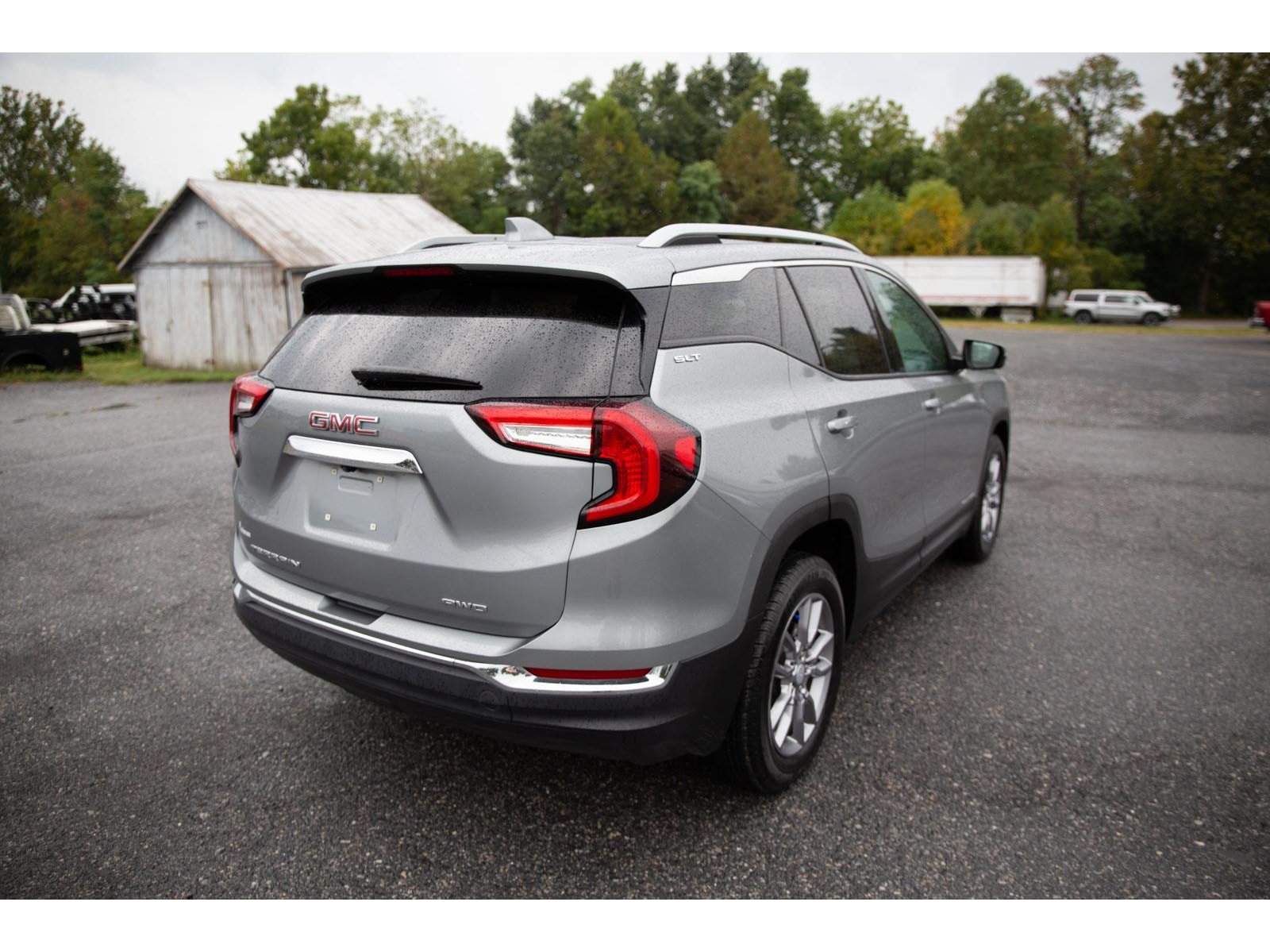 2024 Gmc Terrain SLT photo 2