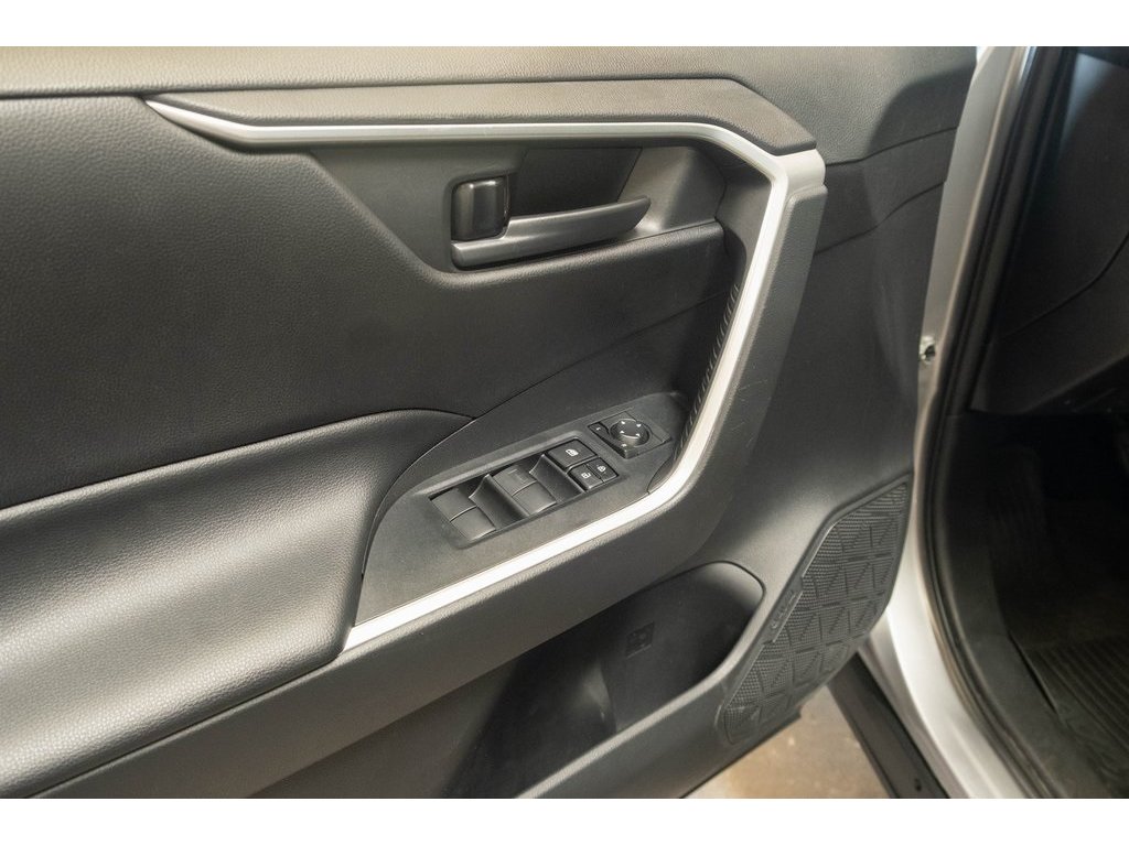 2021 Toyota RAV4 Hybrid LE photo 5