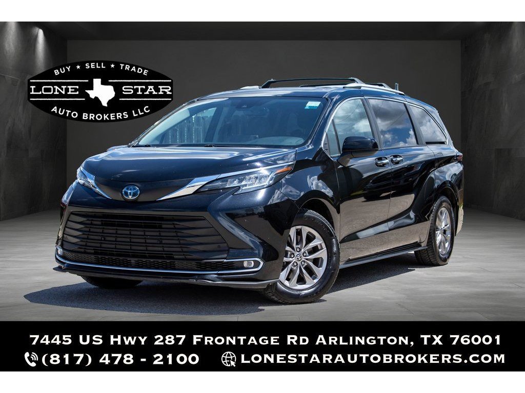 2022 Toyota Sienna XLE's photo