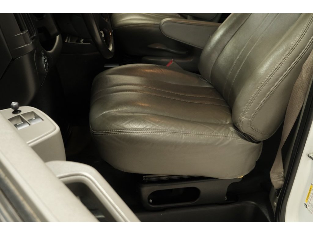 2023 Chevrolet Express 2500 Work Cargo Van photo 9