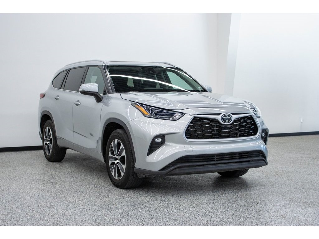 2024 Toyota Highlander LE photo 5