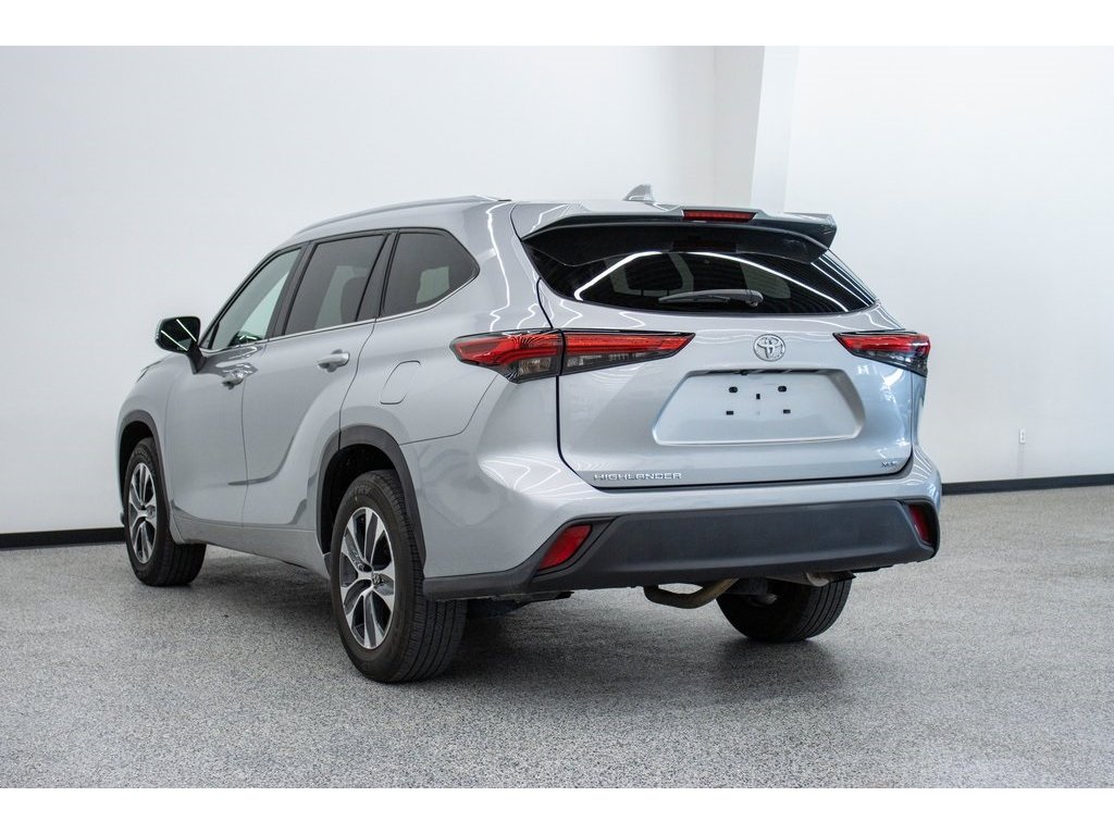 2024 Toyota Highlander LE photo 7