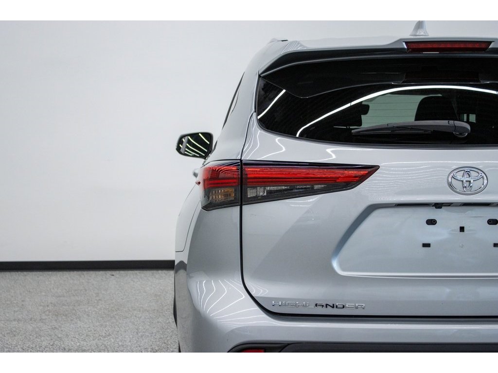 2024 Toyota Highlander LE photo 9