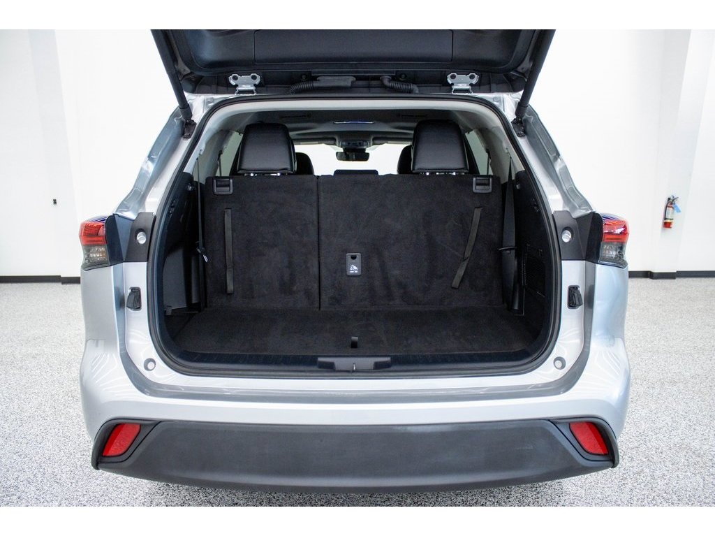 2024 Toyota Highlander LE photo 10