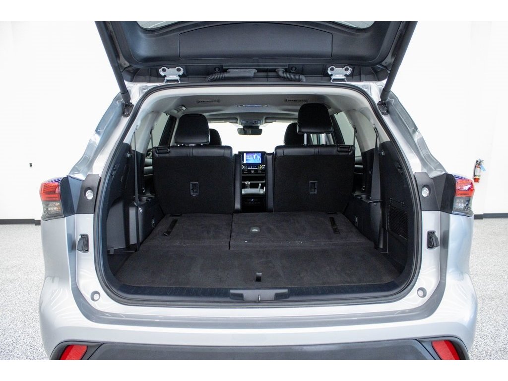 2024 Toyota Highlander LE photo 11