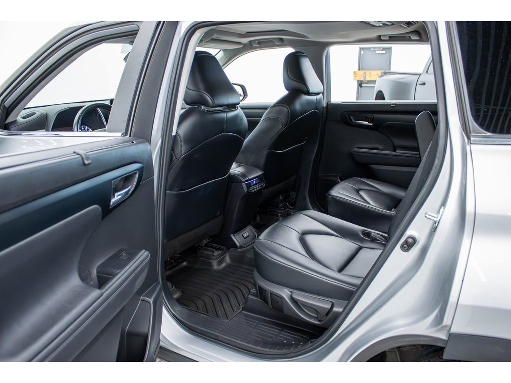 2024 Toyota Highlander LE photo 15