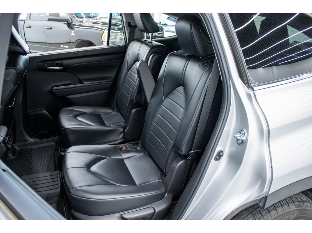 2024 Toyota Highlander LE photo 16