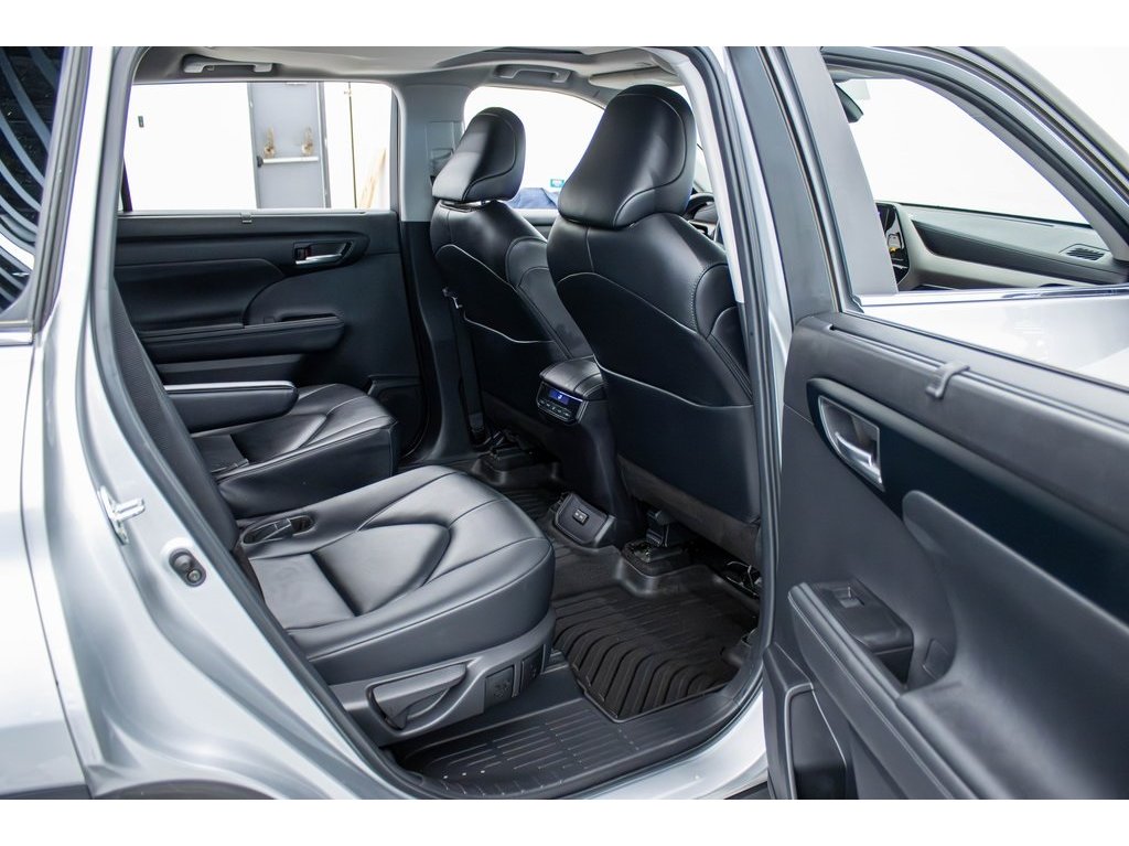 2024 Toyota Highlander LE photo 18