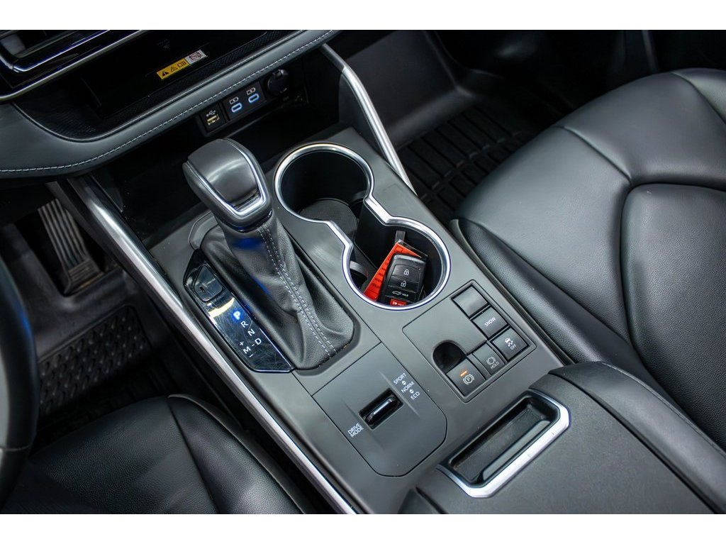 2024 Toyota Highlander LE photo 25