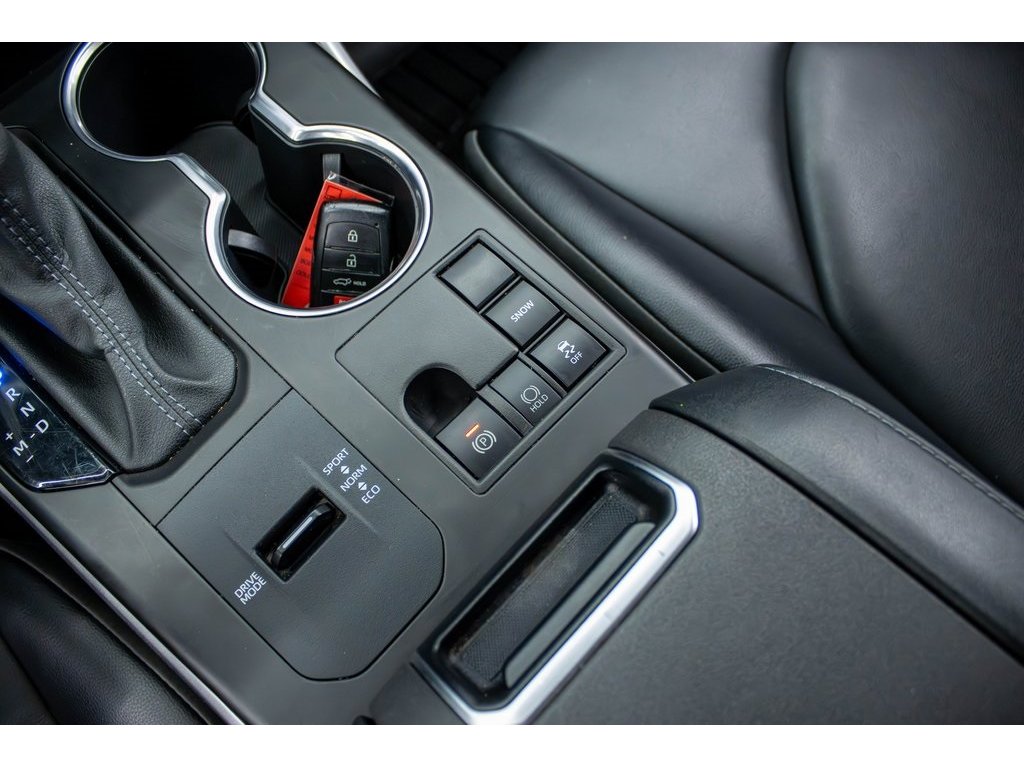2024 Toyota Highlander LE photo 26
