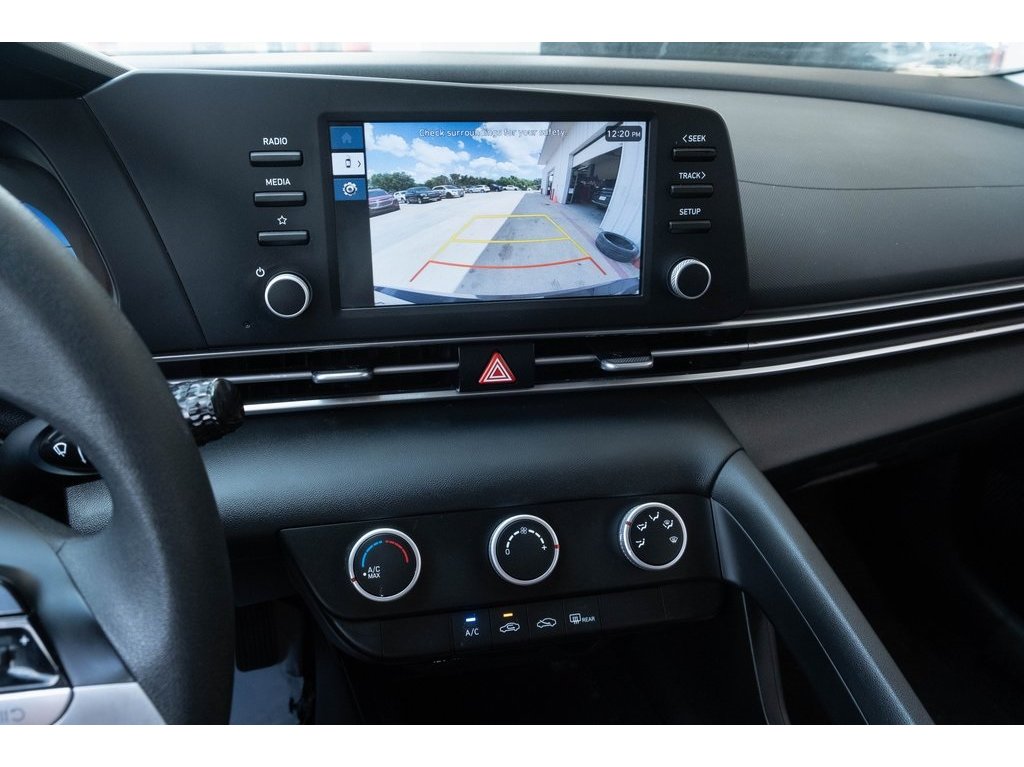 2024 Hyundai Elantra SE photo 3