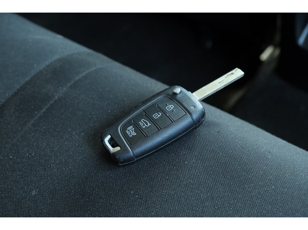 2024 Hyundai Elantra SE photo 13