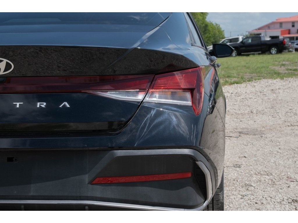 2024 Hyundai Elantra SE photo 17