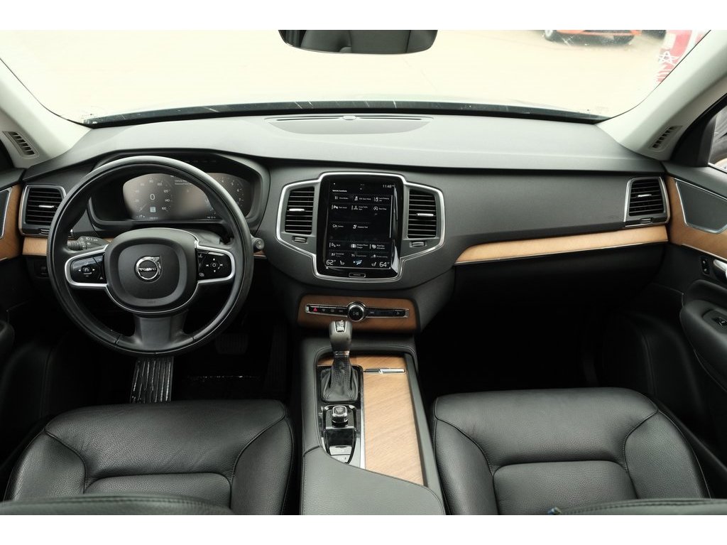 2022 Volvo XC90 T5 Momentum photo 2