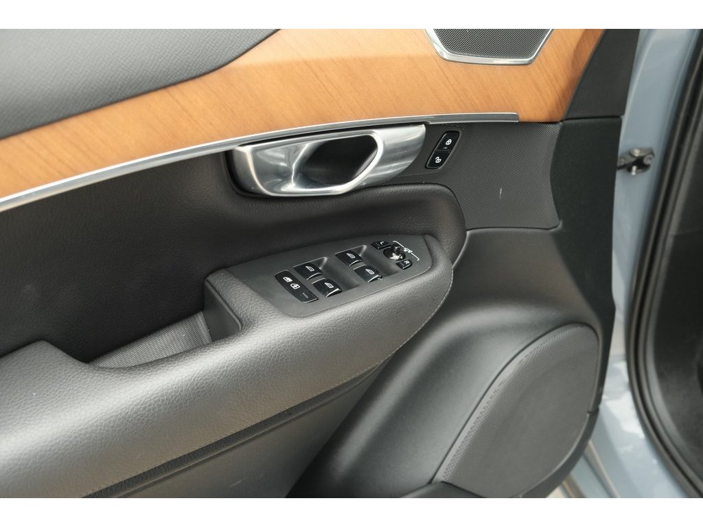2022 Volvo XC90 T5 Momentum photo 3