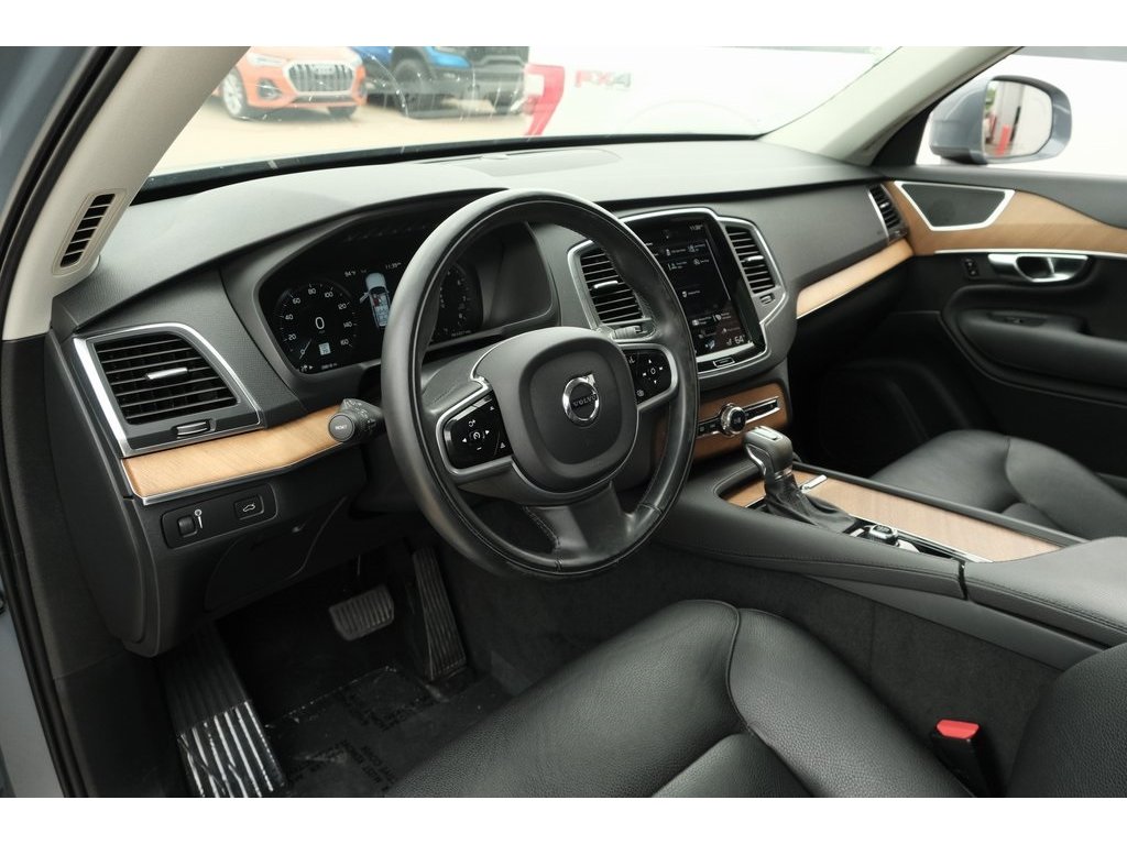 2022 Volvo XC90 T5 Momentum photo 4