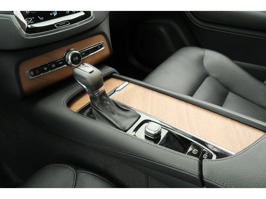 2022 Volvo XC90 T5 Momentum photo 15