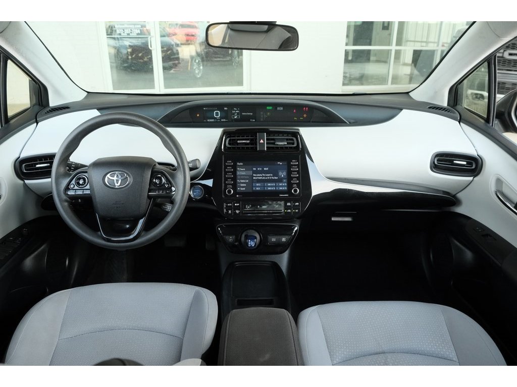 2021 Toyota Prius L photo 3