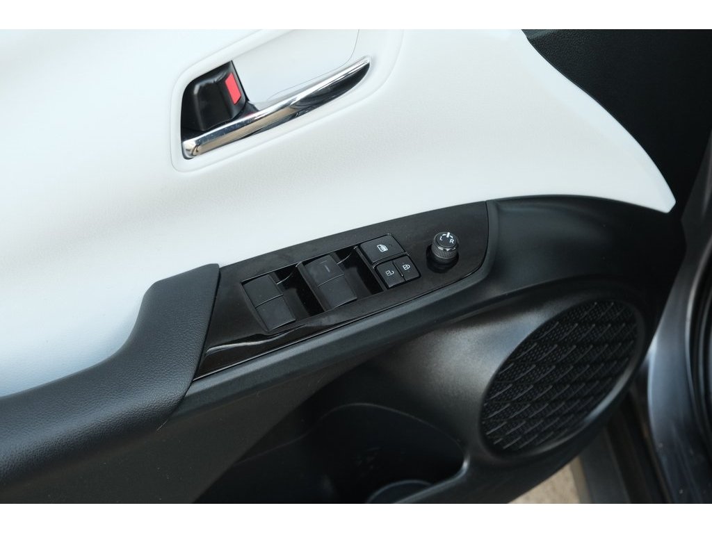 2021 Toyota Prius L photo 4