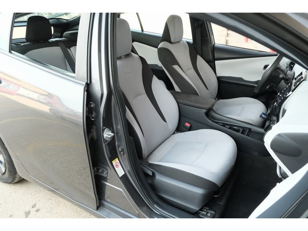 2021 Toyota Prius L photo 13
