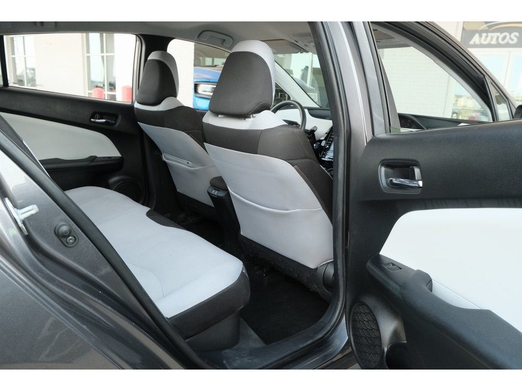 2021 Toyota Prius L photo 18