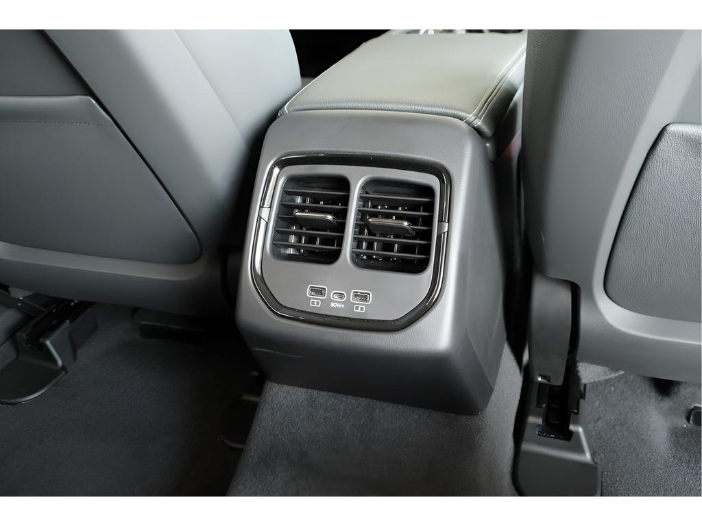 2025 VinFast VF 8 Eco - Photo 21