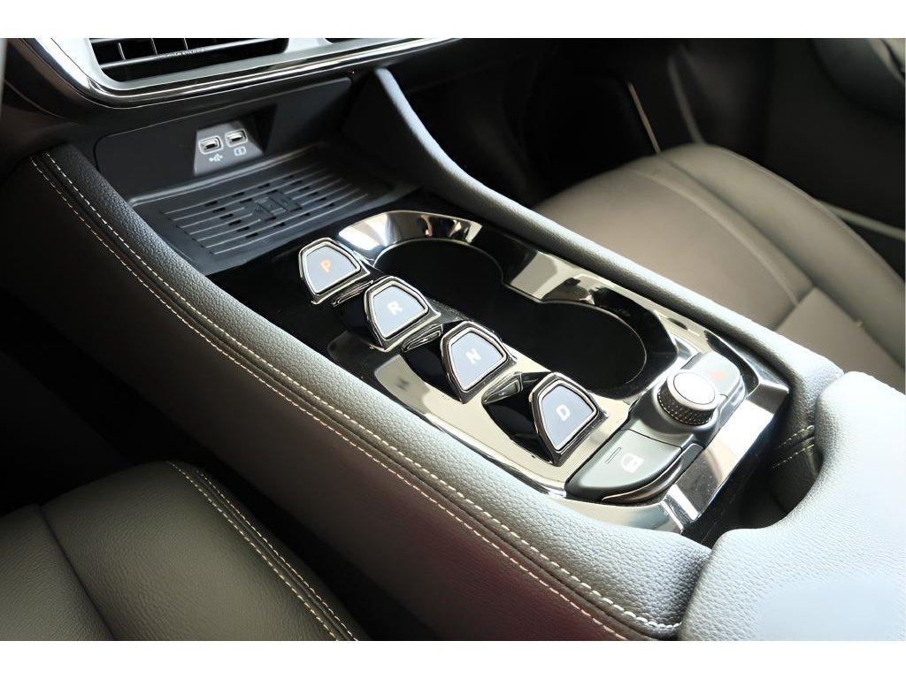 2025 VinFast VF 8 Eco - Photo 13