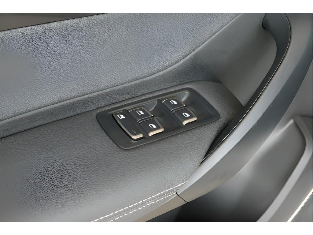 2025 VinFast VF 8 Eco - Photo 24