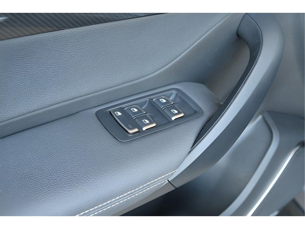 2025 VinFast VF 8 Eco - Photo 6