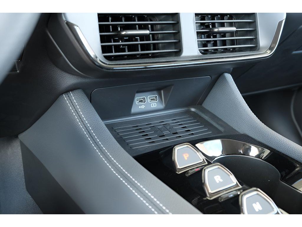 2025 VinFast VF 8 Eco - Photo 13