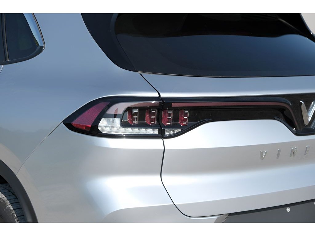 2025 VinFast VF 8 Eco - Photo 32