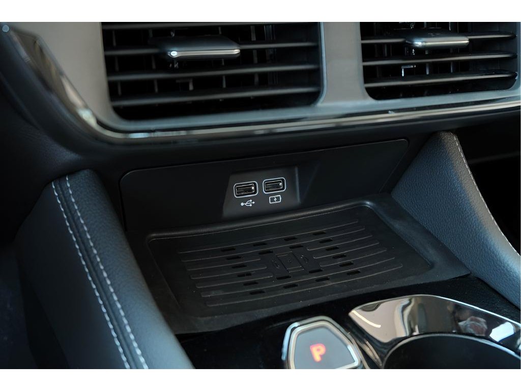 2025 VinFast VF 8 Eco - Photo 16