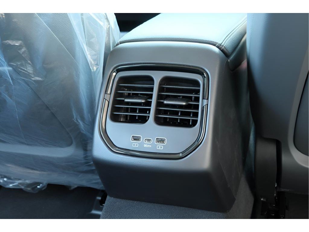 2025 VinFast VF 8 Eco - Photo 20
