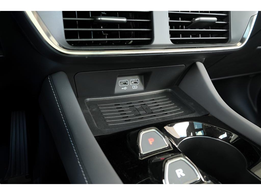 2025 VinFast VF 8 Plus - Photo 14