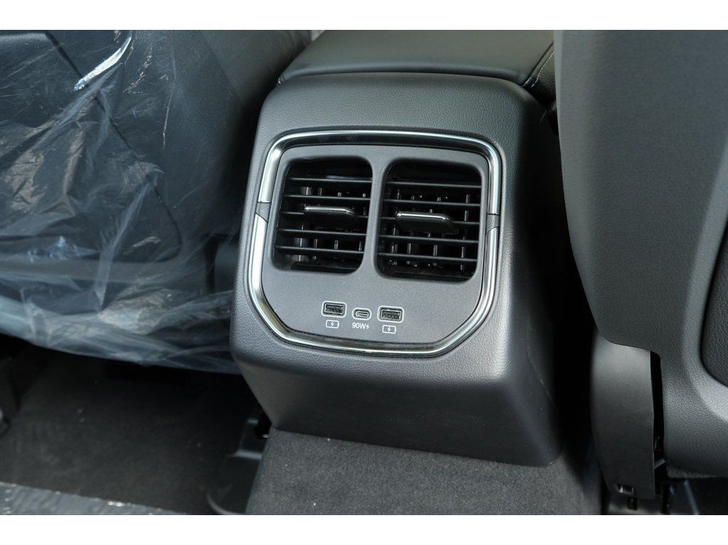 2025 VinFast VF 8 Plus - Photo 24