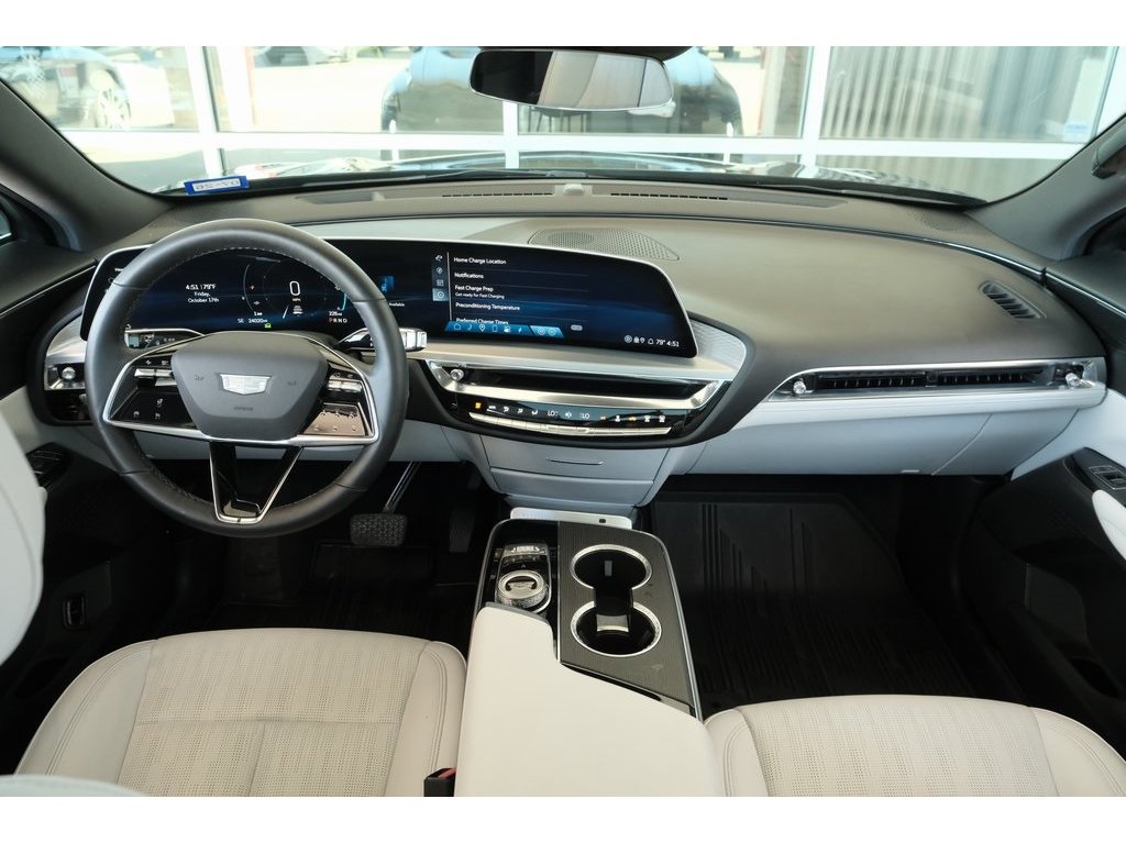 2024 Cadillac Lyriq Sport photo 2