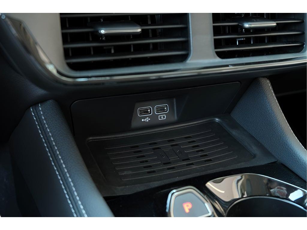 2025 VinFast VF 8 Eco - Photo 17