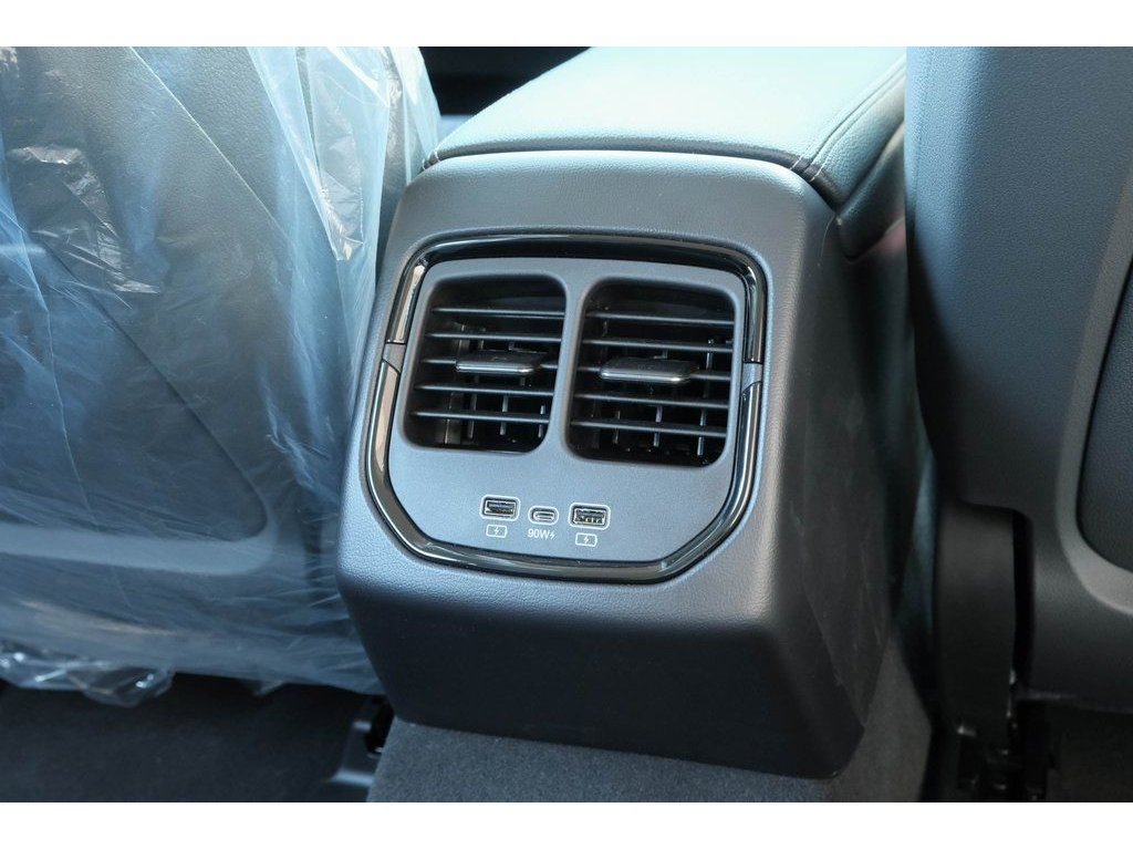 2025 VinFast VF 8 Eco - Photo 25